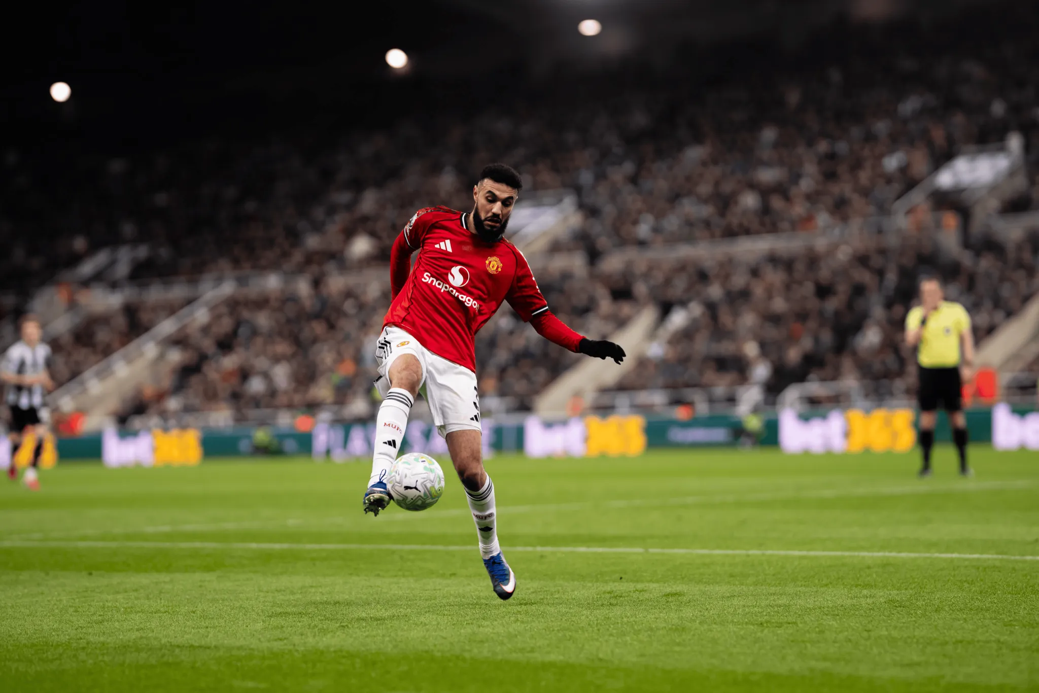 欧冠官网app下载-马兹拉维本场对抗11胜6，3次被犯规，3解围1夺回球权